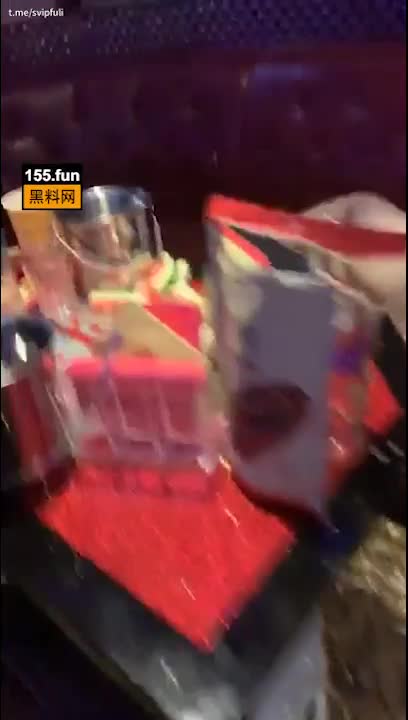 Preview for Mạng Vật Đen Người đẹp bị người trong ktv lật tẩy, ném xuống đất như rác 360p