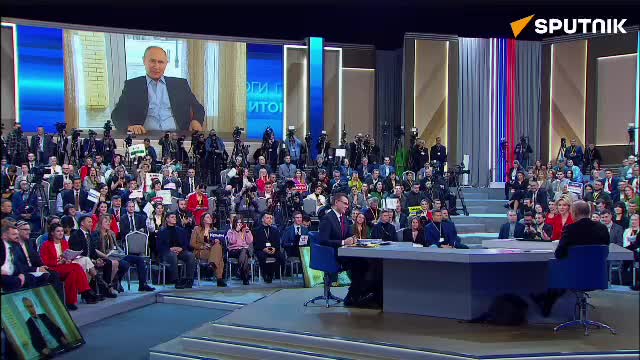 Preview for Một người đã xuất hiện qua màn hình với ngoại hình gần như giống hệt ông Putin để đặt câu hỏi trong buổi họp báo cuối năm ngày 14 12 của Tổng thống Nga Sputnik .