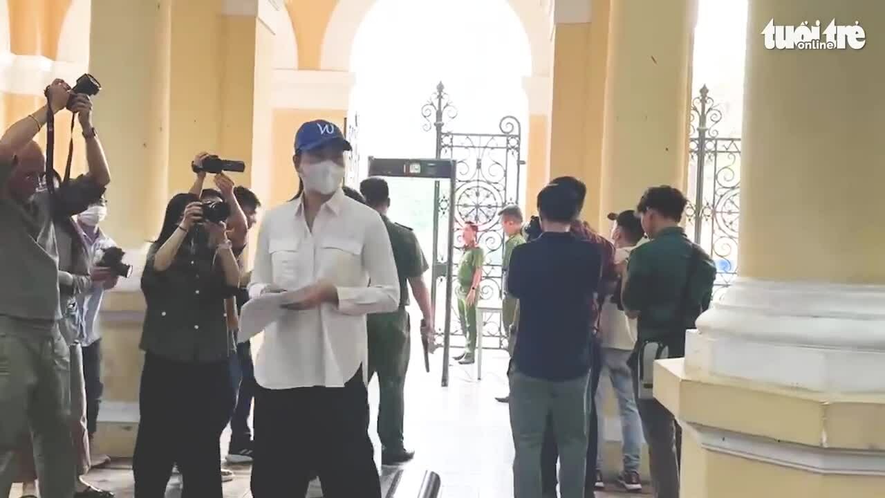 Preview for  dẫn giải người mẫu Ngọc Trinh đến tòa Tuôi Tre 