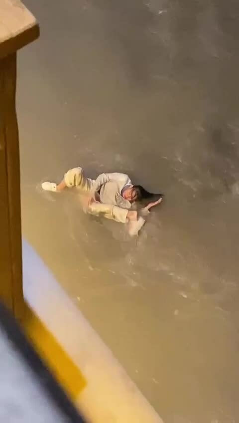 Preview for Nhảy cầu t.ự t.ử chỗ nước nông nhưng chưa chết, cô gái gào khóc trong đau đớn